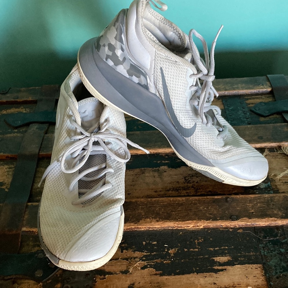 2000's NIKE ZOOM LEBRON WITNESS BASKETBALL SHOES